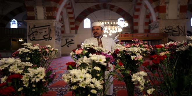 Osmanlı geleneği gereği Eski Cami çiçeklerle donatıldı
