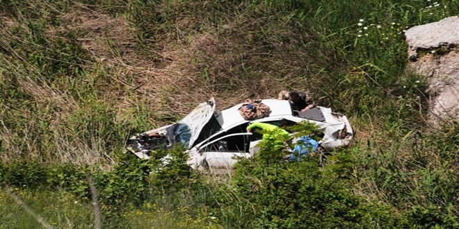 Otomobil şarampole yuvarlandı: 1 polis yaralı