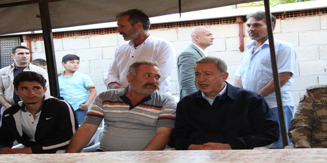 Milli Savunma Bakanı Akar: Hatay'da şehit ailelerini ziyaret etti