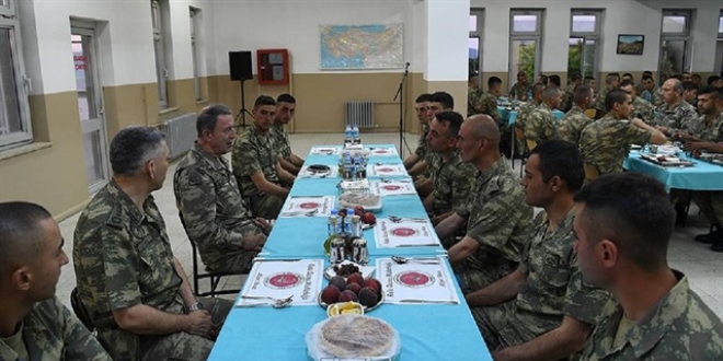 Akar ve komutanlar Mehmetçik ile iftar yaptı