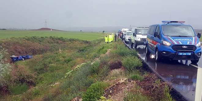 Dereye devrilen otomobildeki iki polis şehit oldu