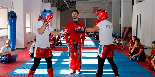 Camide imam,salonda kick boks antrenörü