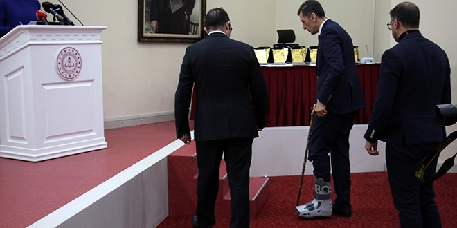 Milli Eğitim Bakanı Selçuk'un 'ayak tarak kemiği' kırıldı