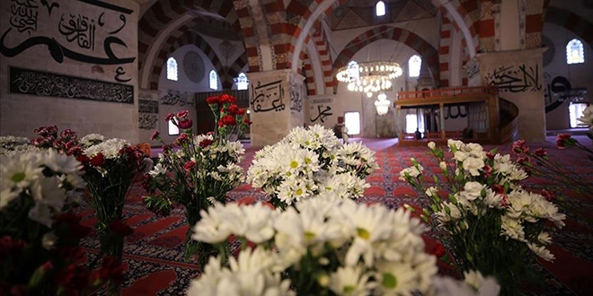 Gelenek gereği Eski Cami çiçeklerle donatıldı