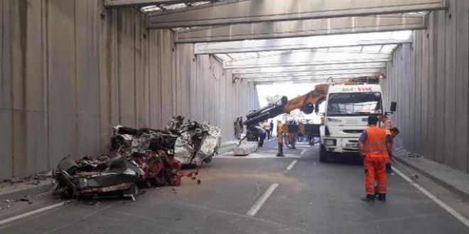 İzmir'de, kirişi yıkılan alt geçit trafiğe kapatıldı