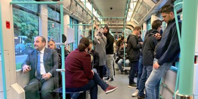 Bakan Mustafa Varank, tramvayda görüntülendi