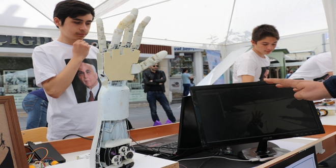 Öğrenciler robotik kol tasarladı