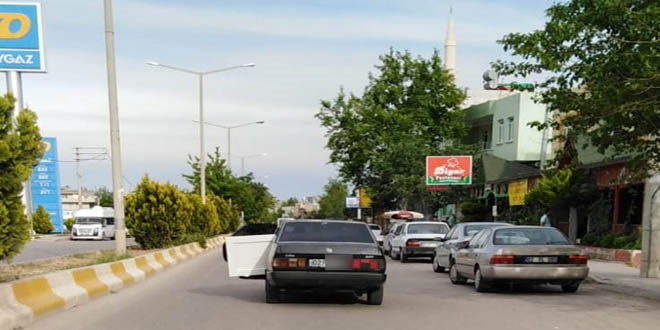 Trafikte kapısı açık seyreden otomobil tehlikeye davetiye çıkardı