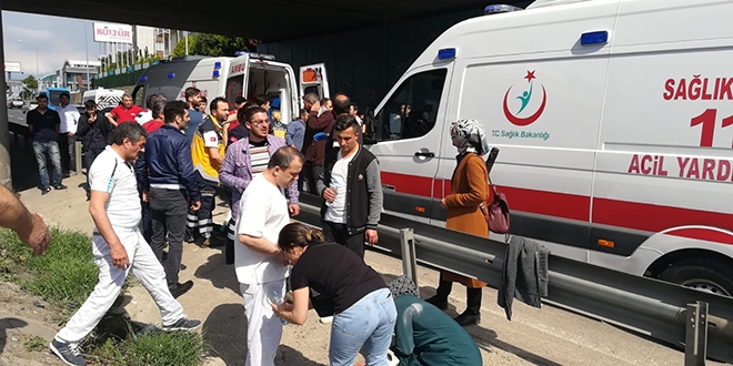 Midibüs ile hafif ticari araç çarpıştı: 1 ölü, 15 yaralı