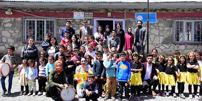 20 öğrenci, köy köy gezip 'iyilik dağıtıyor'