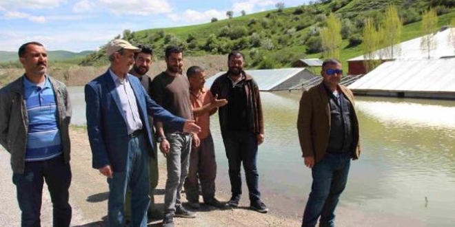 İki baraj arasında kalan köydeki evler, sular altında
