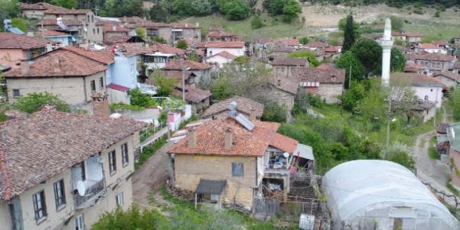 Kimse dokunamıyor...Köy göz göre göre yok oluyor