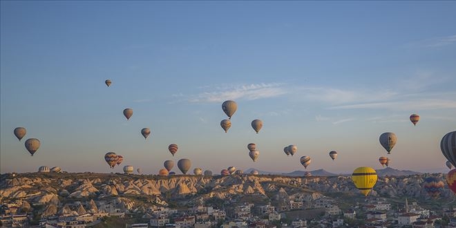 Turistlerin gözdesi sıcak hava balonları