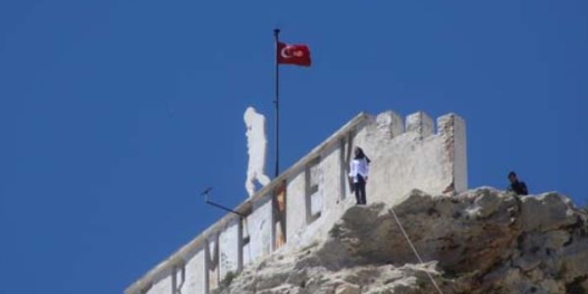 Kaleden intihara kalkışan liseli kızı polis ikna etti