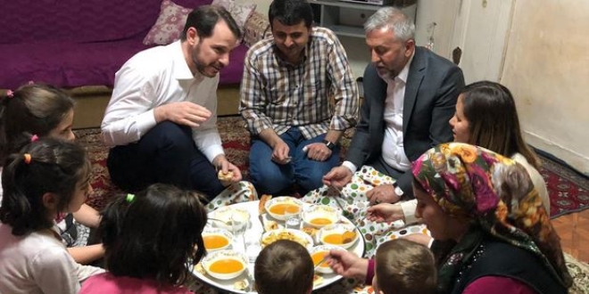 Bakan Albayrak iftarda Kılıç ailesine misafir oldu