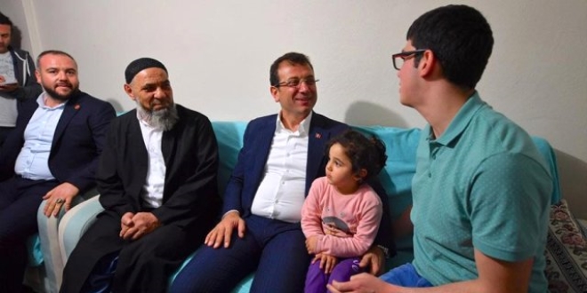 Ekrem İmamoğlu vatandaşlarla iftar açtı