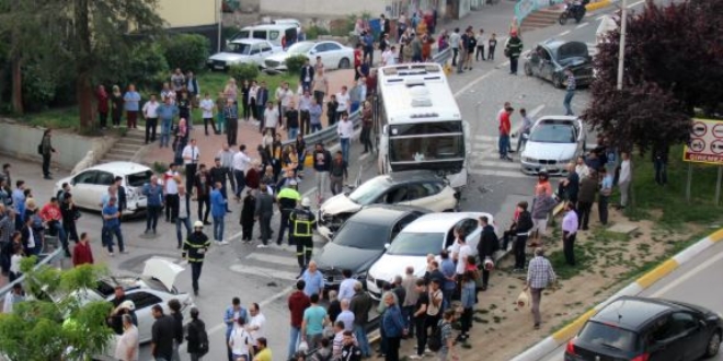 Freni patlayan midibüs 10 aracı biçti: 6 yaralı