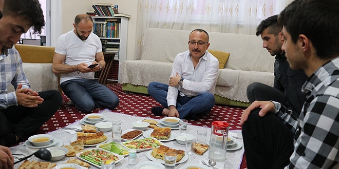Siirt Valisi Atik'ten öğrenci evine sürpriz ziyaret