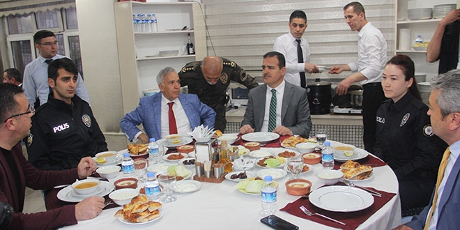 Vali Akbıyık, polis ve kurum amirleri ile iftarını açtı