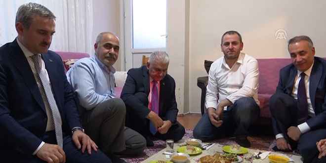 Binali Yıldırım, vatandaşlarla iftar yaptı