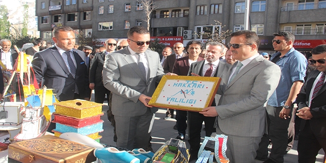 Hakkari'de mahkumların el emeği sergilendi