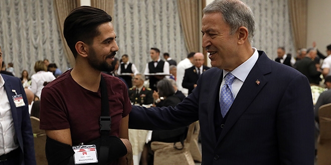 Akar ve komutanlar gazilerle iftarda buluştu