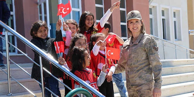 Kadın jandarmalar çocukların gönlüne dokunuyor