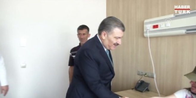 Sağlık Bakanı, yüzüne kezzap atılan kadını ziyaret etti