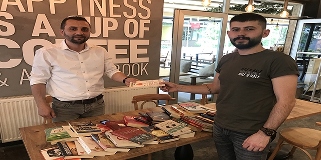 Kahve ikramıyla topladığı kitaplardan kütüphane oluşturuyor