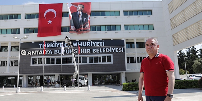 Antalya Büyükşehir'in binasına T.C. tabelası takıldı