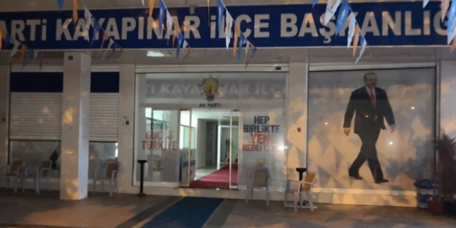 AK Parti İlçe Başkanlığına EYP'li ve havai fişekli saldırı