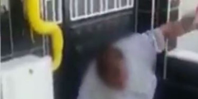 Tacizciyi terlikle döverek polise teslim etti