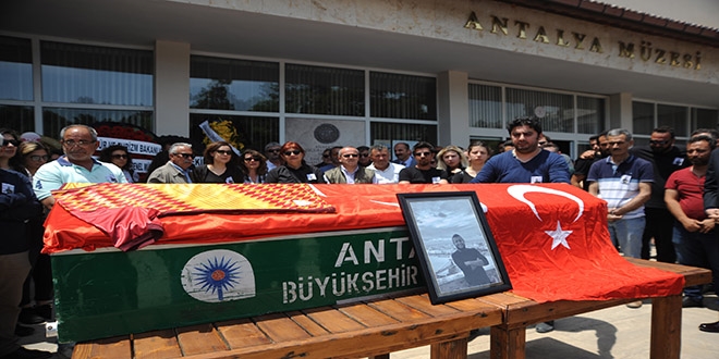 Antalya'da öldürülen arkeolog için müze önünde tören