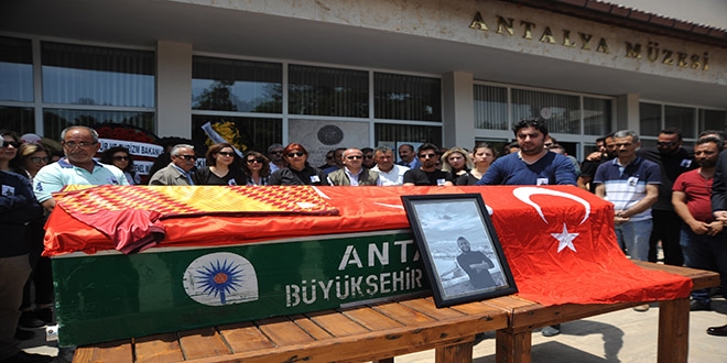 Antalya'da ldrlen arkeolog iin mze nnde tren