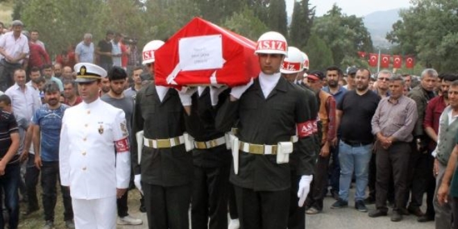 Şehit topçu er Emre Okan toprağa verildi
