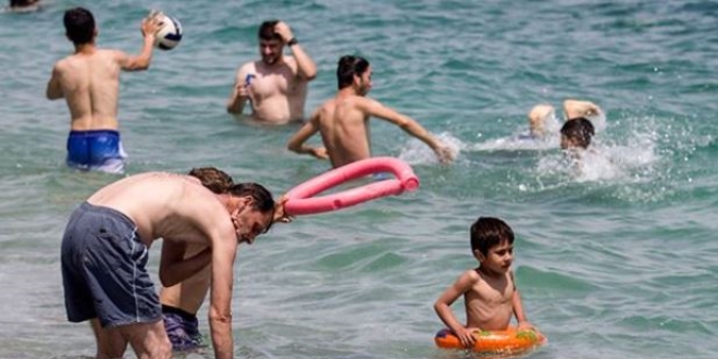 Antalya'da sıcaktan bunalanlar denizde serinledi