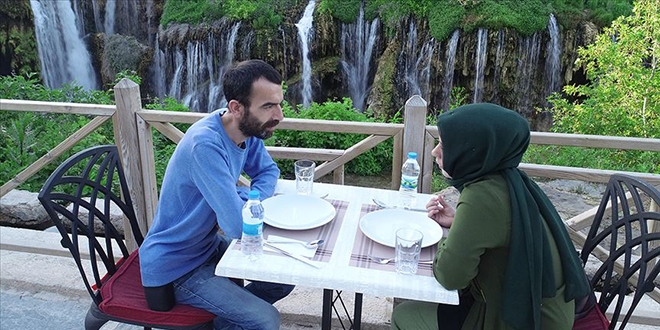 Şelale manzarasında iftar