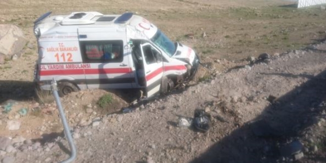 Kayseri'de ambulans takla attı: 2 personel yaralı