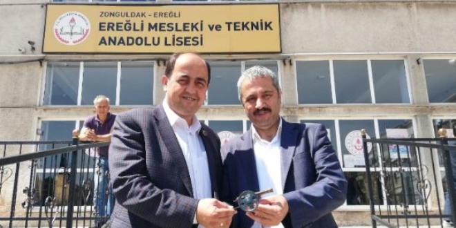 Mezun olduğu okulda öğrencilere hayat dersi verdi