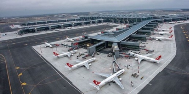 Uçağın kanadı elektrik direğine temas etti