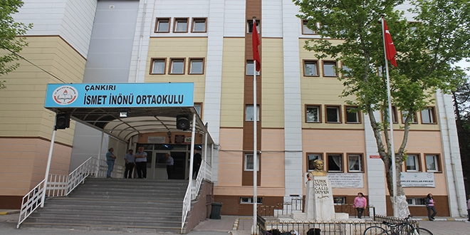 Dersten çağırdığı öğretmeni darp etti