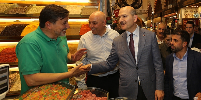 Bakanı Soylu Mısır Çarşısı esnafını ziyaret etti