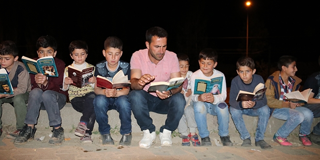 Atama beklerken muhtar oldu, sokakları sınıf yaptı