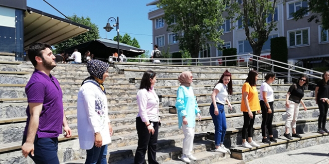 Dekan öğrencilerle 'Yağ Satarım Bal Satarım' oynadı