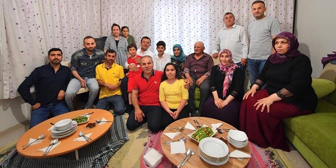 İmamoğlu, iftarını Kılıçalp ailesinin evinde açtı