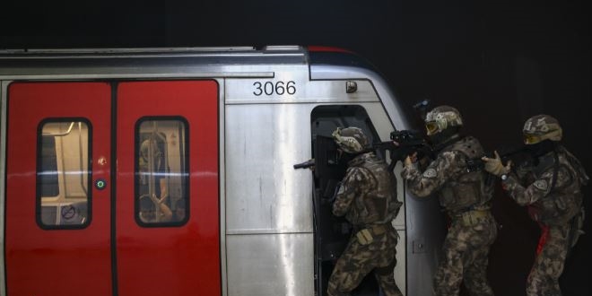 Özel harekat polisinden metroda nefes kesen tatbikat