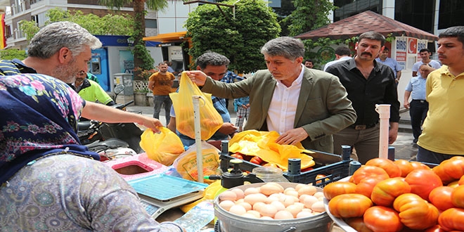 Seyyar satıcı eylem yaptı, domatesleri belediye başkanı sattı