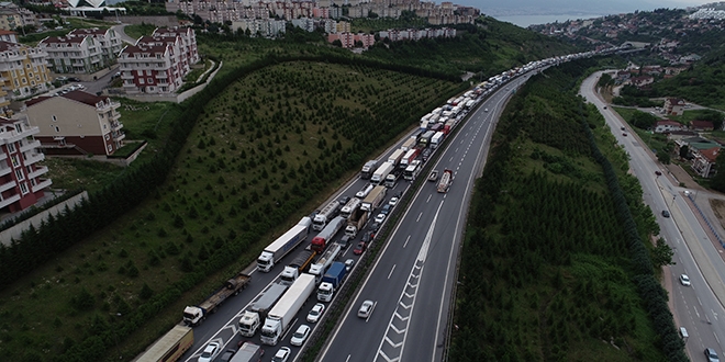 TEM'de kaza oldu, 15 kilometre kuyruk olutu