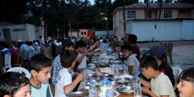 Hatay'da 8 bin Suriyeli iftar sofrasında buluştu