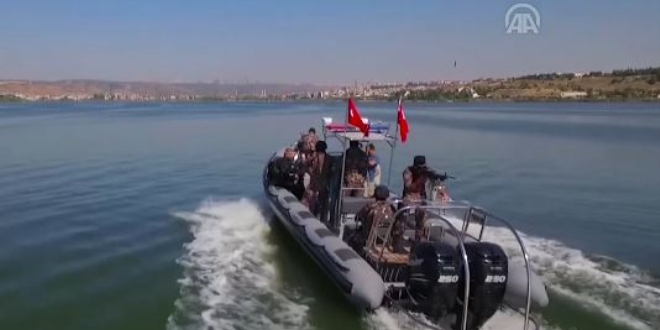Özel harekat polislerinden gölde su altı tatbikatı